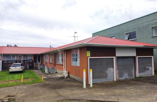 Mount Eden House | MT Eden home at commercial food street