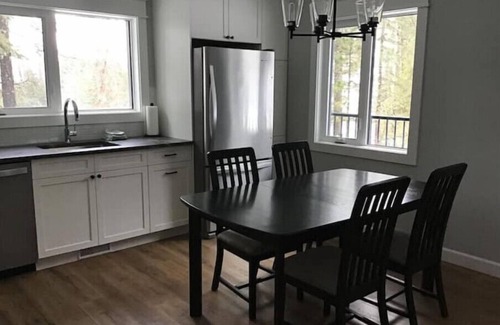 East Kootenay House | Mt Fernie Guesthouse - New 2BR Modern Mountain Suiten