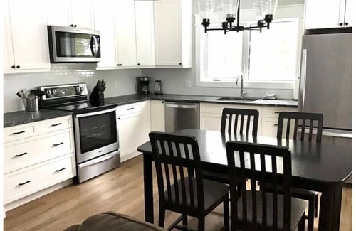 East Kootenay House | Mt Fernie Guesthouse - New 2BR Modern Mountain Suiten