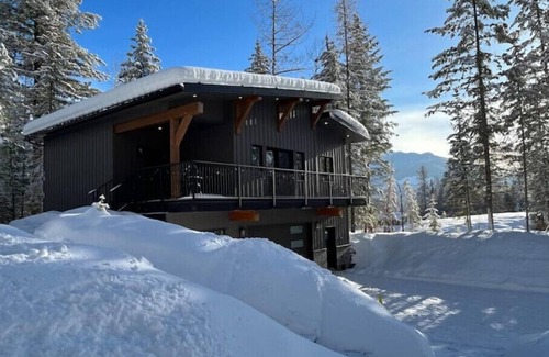 East Kootenay House | Mt Fernie Guesthouse - New 2BR Modern Mountain Suiten