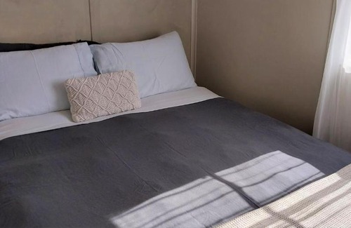 Strahan Bed & Breakfast | Mt Lyell (Back Cabin)