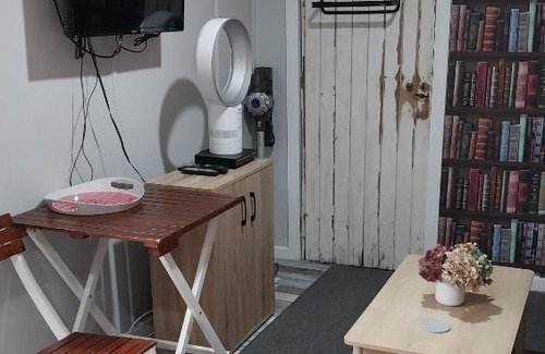 Strahan Bed & Breakfast | Mt Lyell (Back Cabin)