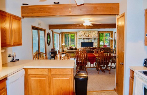Blakeslee House | ⛷⛱⛰Mt. Maplewood Lake Home❤️Seasonal Specials ★3BR★HotTub★Fireplace★Games★
