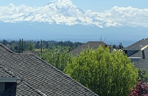 Northeast Tacoma House | Mt Rainier View Room n/Private Room & Bathroom in our Home.
