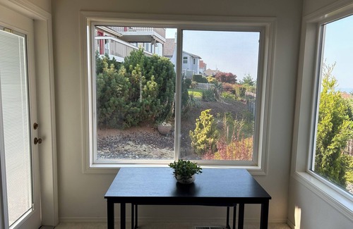 Northeast Tacoma House | Mt Rainier View Room n/Private Room & Bathroom in our Home.