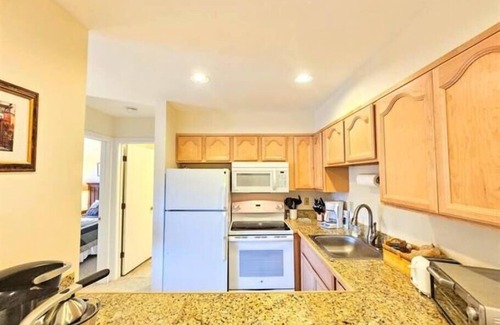 West Dover Apartment | Mt. Snow Condo with Pool-Mountain Views <1/2 mile to mtn