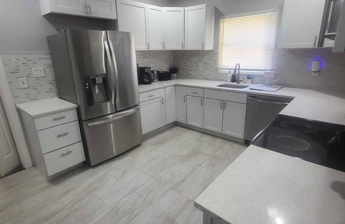North Side Apartment | MT. Vernon 3rd floor Global Retreat 1-bedroom apartment with AC, WiFi.
