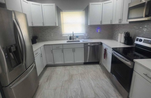 North Side Apartment | MT. Vernon 3rd floor Global Retreat 1-bedroom apartment with AC, WiFi.