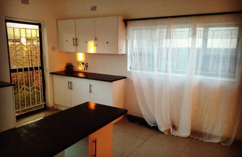 Victoria Falls Cottage | Mthunzie Residence Township Guest House