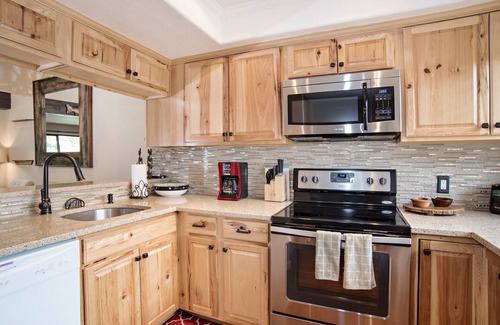 Carbondale Condo | MTN Condo with 1 Fishing Badge, Patio & BBQ Grill, 25 Mi. to Aspen & Skiing!