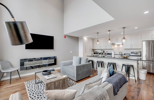 Jackson Hole Condo | Mtn-view downtown condo with balcony, fireplace, streaming, washer/dryer, AC