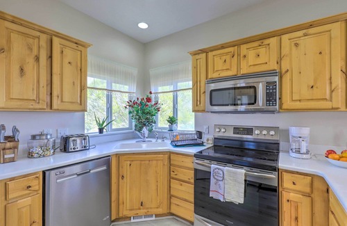 Saratoga Springs House | Mtn-View Home: Across From Lake + 30 Mi to Skiing!