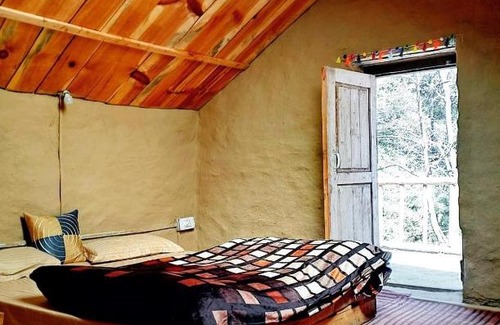 Jibhi House | Mudhouse homestay & Mid90s cafe