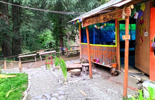 Jibhi House | Mudhouse homestay & Mid90s cafe