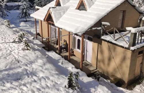 Jibhi House | Mudhouse homestay & Mid90s cafe