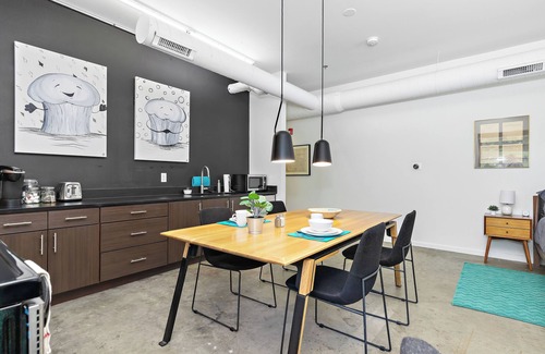 Midtown - Westport Apartment | Muffin Suite King Bed 1bath with a dedicated parking spot Book a stay now!
