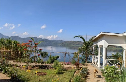 Ruhondo Apartment | MUHABURA VIP ROOM located in Lake view and Volcanos view