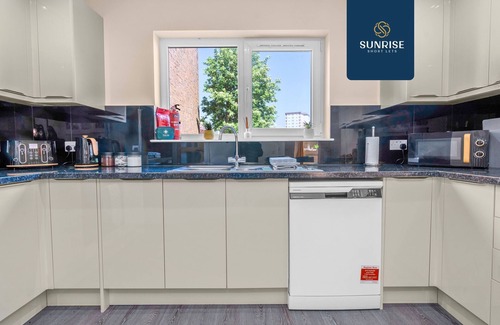 Glenisla House | Muirton 1 - 4 Bedrooms, 2 Kings and 2 Doubles
