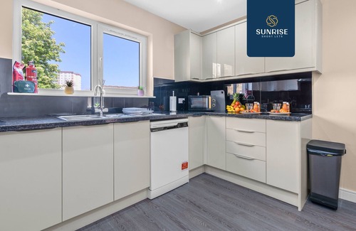 Glenisla House | Muirton 1 - 4 Bedrooms, 2 Kings and 2 Doubles
