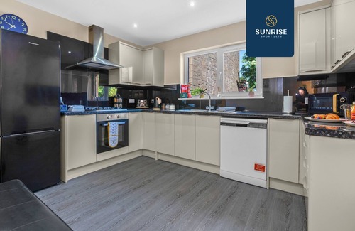 Glenisla House | Muirton 1 - 4 Bedrooms, 2 Kings and 2 Doubles
