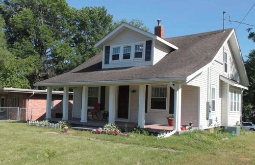 Greater South Side House | Mulberry Lane! -2 BR, 7 min Downtown, 3min Airport
