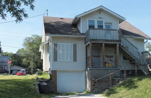 Greater South Side House | Mulberry Lane! -2 BR, 7 min Downtown, 3min Airport
