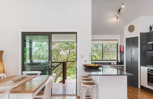 Suffolk Park House | Mulivista - spacious home with ocean views & pool