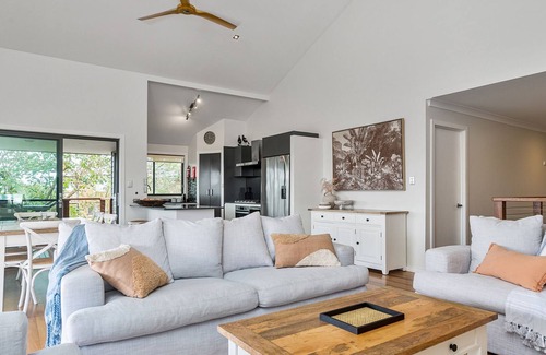 Suffolk Park House | Mulivista - spacious home with ocean views & pool