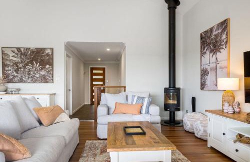 Suffolk Park House | Mulivista - spacious home with ocean views & pool