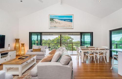 Suffolk Park House | Mulivista - spacious home with ocean views & pool