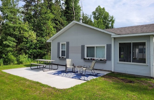 Mullett Lake Cottage | Mullett Lake Gem n2-bedroom cottage on the water in Cheboygan with AC