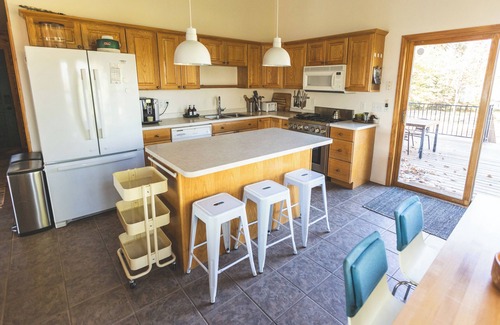 Grand Rapids Cabin | Multi-Family Lakeside Retreat