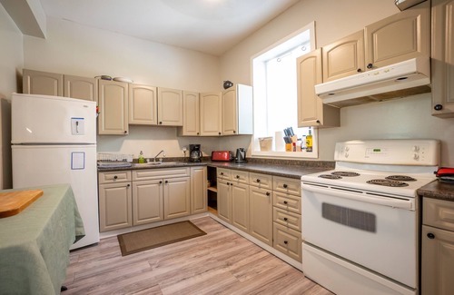 Trent Hills Resort | Multi-Family Private Resort (Pool, Gardens, Swings, 3-Full Homes) *Sleeps 30*