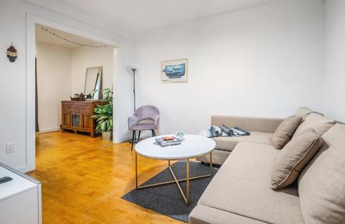 Christie Pits House | Multi-level Townhome Close to Christie Pits Park