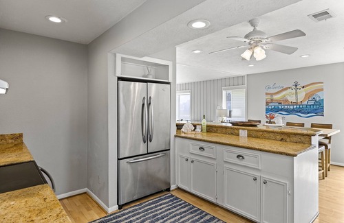 Pirates Beach House | MultiDeck VIEWS *Sleeps 14* Pool & PingPong Table *Games Galore* *Fire-Pit*