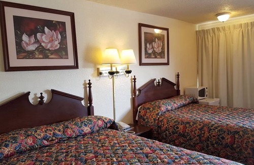 Grissom - Highland Hotel | Multiple Beds Non Smoking, Red Carpet Inn, Complimentary Parking, Blacksburg VA