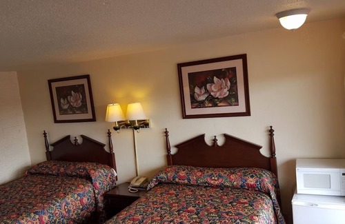 Grissom - Highland Hotel | Multiple Beds Non Smoking, Red Carpet Inn, Complimentary Parking, Blacksburg VA