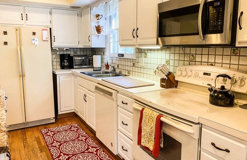 Severna Park House | Multiple family spaces both inside and out 13 mins to USNA