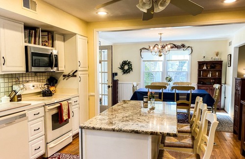 Severna Park House | Multiple family spaces both inside and out 13 mins to USNA