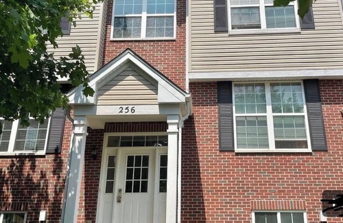 Romeoville House | Multistory townhouse with walking distance from Starbucks, Pizza Hut & Walmart.