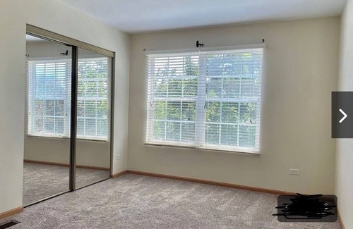Romeoville House | Multistory townhouse with walking distance from Starbucks, Pizza Hut & Walmart.