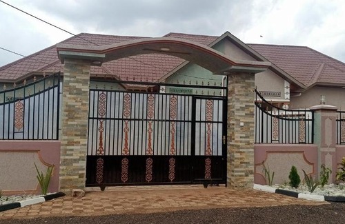 Kayonza House | Mum & son guest house