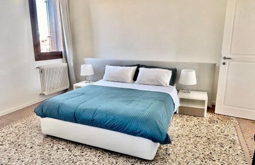 Longa Apartment | Murano Canal View