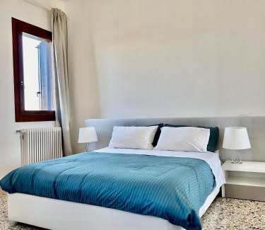 Longa Apartment | Murano Canal View