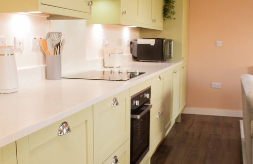 Llanddaniel Fab Cottage | Murmur y Coed - sleeps 5 guests in 2 bedrooms