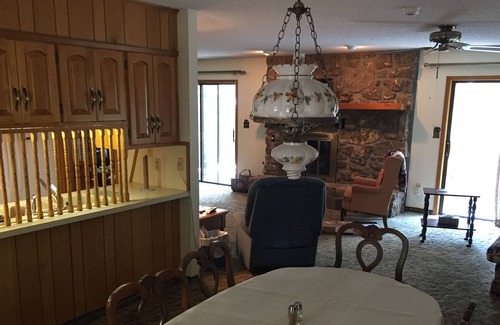 Higden House | Murphy's Landing is a Family Ready 4 bdrm/3.5 brm Quiet Lakefront Wooded Retreat