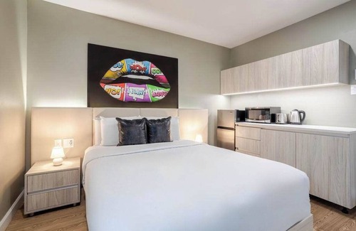 Gay Village Hotel | Muse Queen – Heart of Montreal