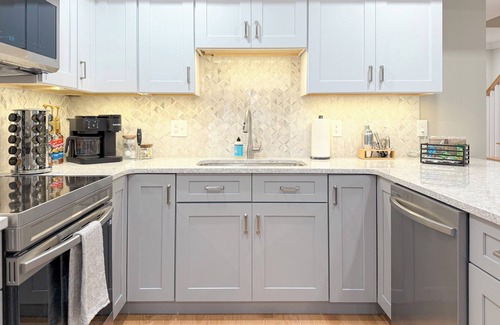 Portsmouth Apartment | Music City Vibe ~ Luxe ~ PVT Deck ~ DWTN ~ <2min to MKT SQ