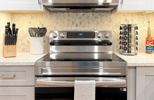 Portsmouth Apartment | Music City Vibe ~ Luxe ~ PVT Deck ~ DWTN ~ <2min to MKT SQ