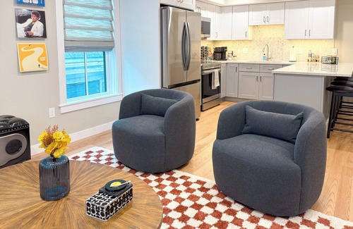 Portsmouth Apartment | Music City Vibe ~ Luxe ~ PVT Deck ~ DWTN ~ <2min to MKT SQ